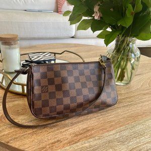 Louis Vuitton petite pochette in Monogram